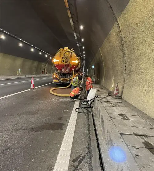 蒙自隧道排水渠清淤